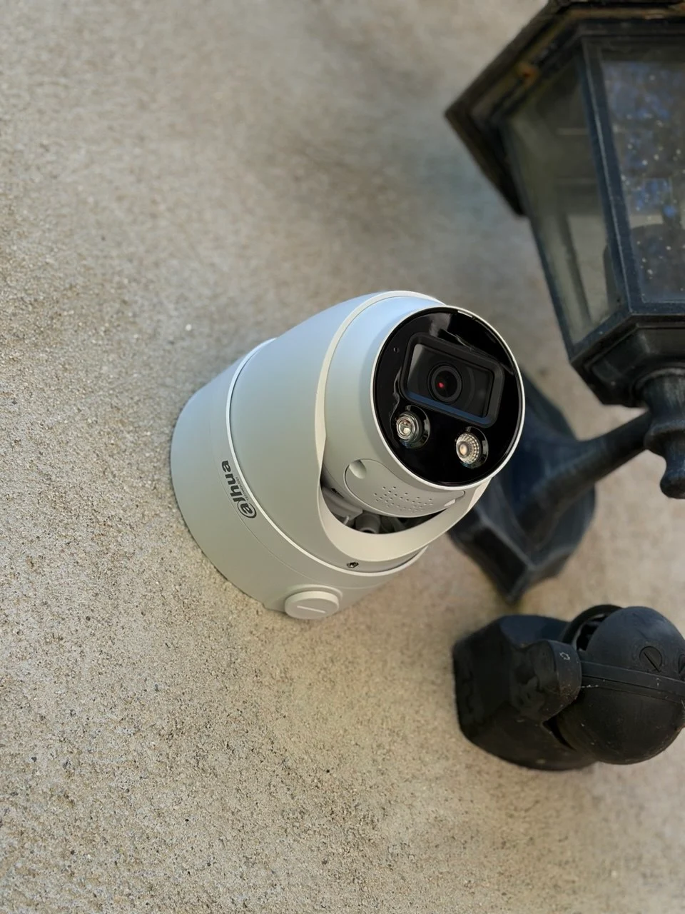 Caméra de surveillance Dahua installée sur une villa à Anduze