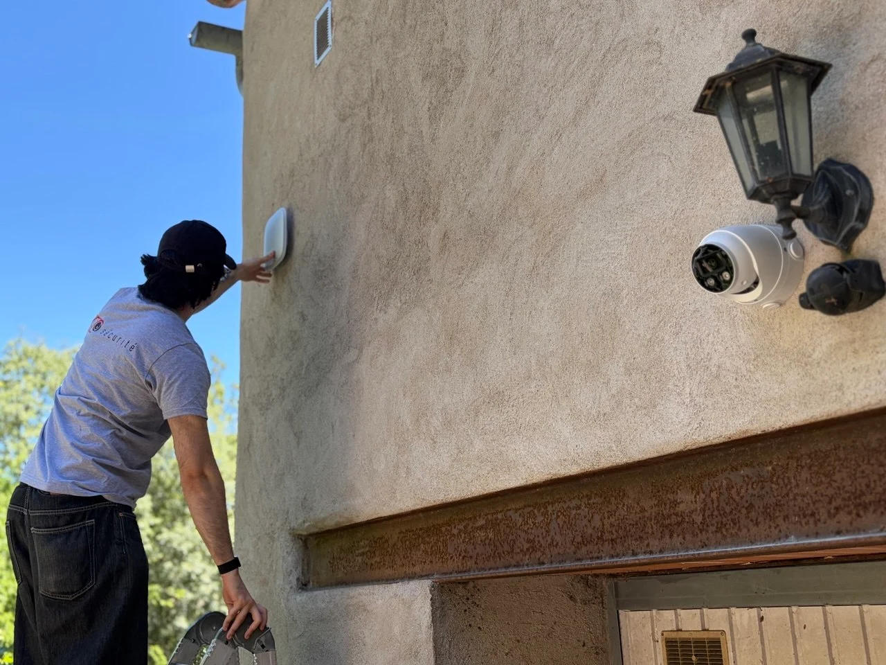 Technicien ZOZO Sécurité installant une caméra de surveillance sur une villa à Anduze