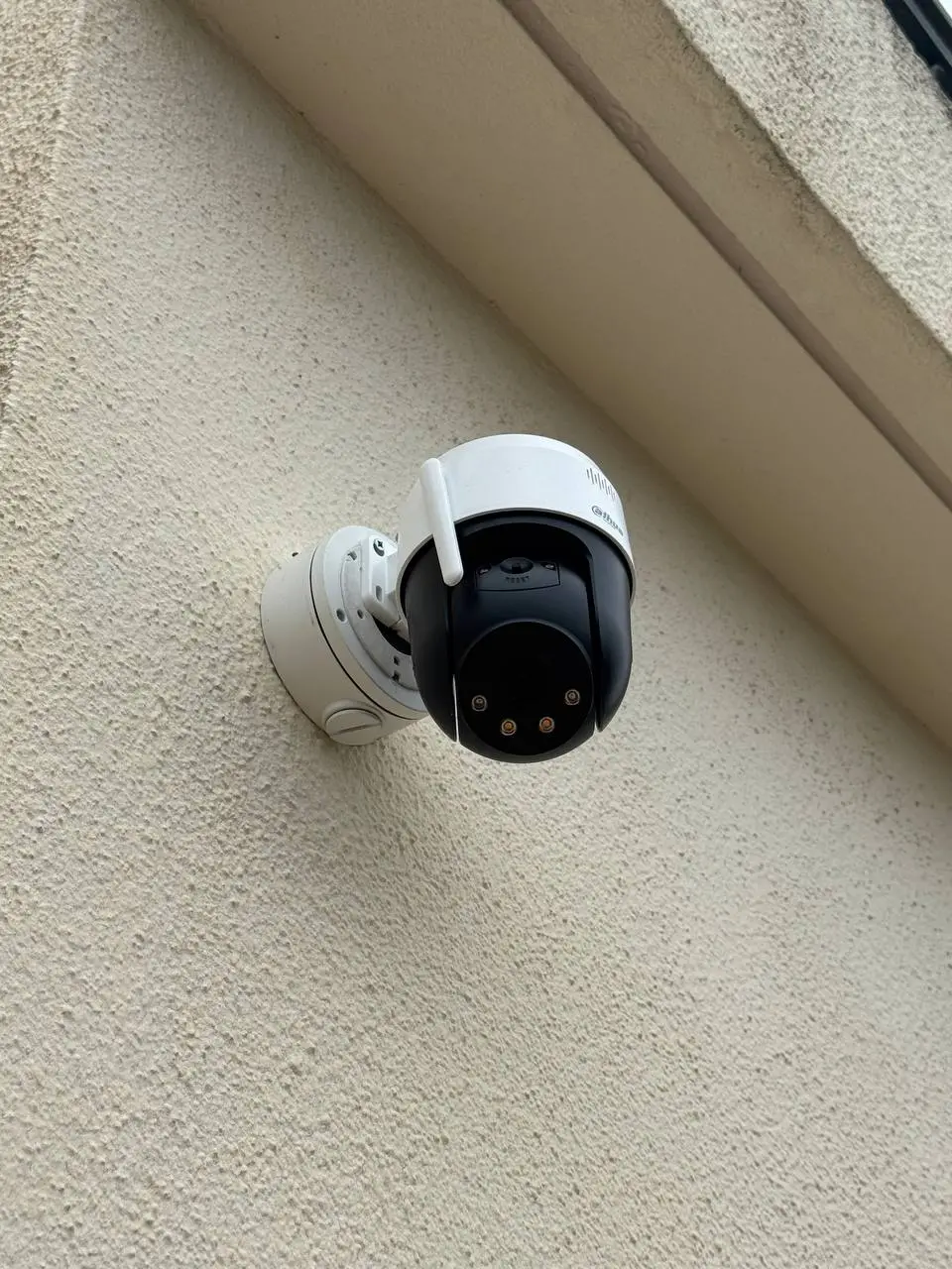 Caméra PTZ 360° avec alarme lumineuse – Protection maison et commerce