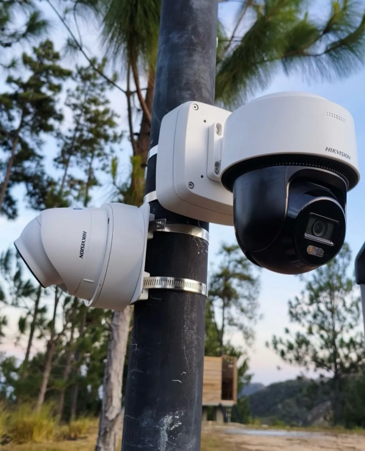 Double Caméra Hikvision sur Mât – Dôme PTZ + Turret IP