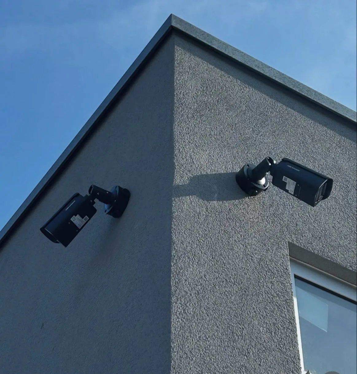 Double Caméra Hikvision – Angle de Façade